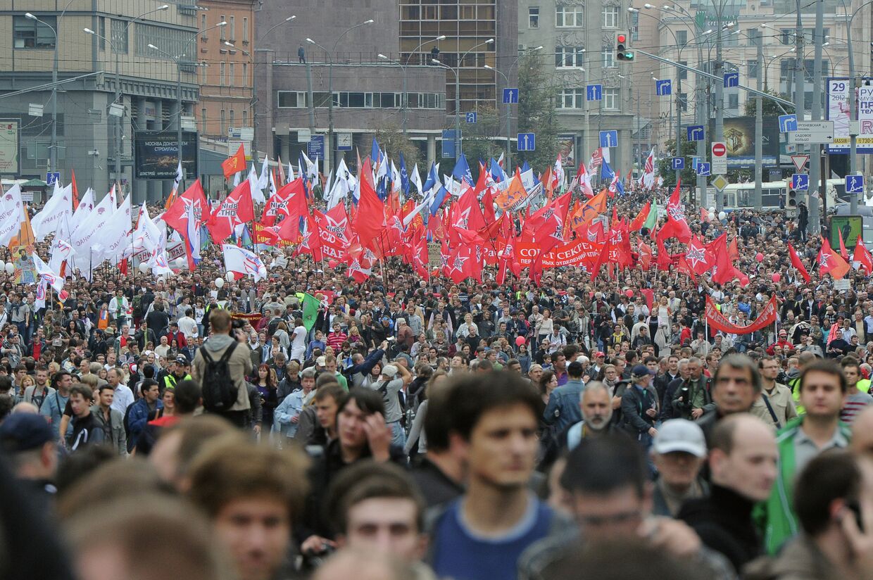 Участники акции Марш миллионов на проспекте Академика Сахарова в Москве
