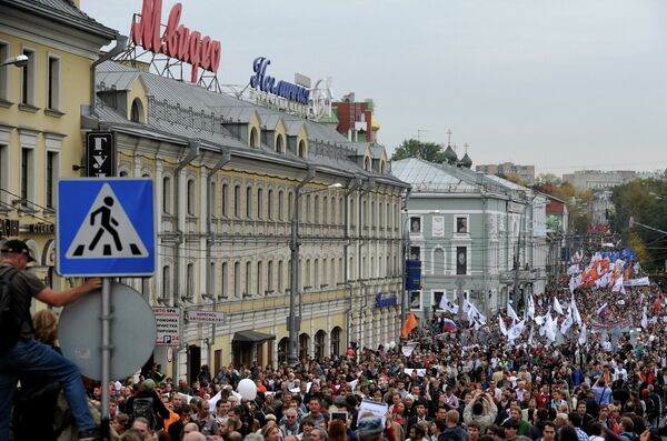 Участники акции Марш миллионов проходят шествием по Рождественскому бульвару в Москве