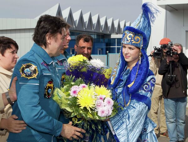 Космонавт Сергей Ревин после приземления корабля Союз ТМА-04М в Казахстане