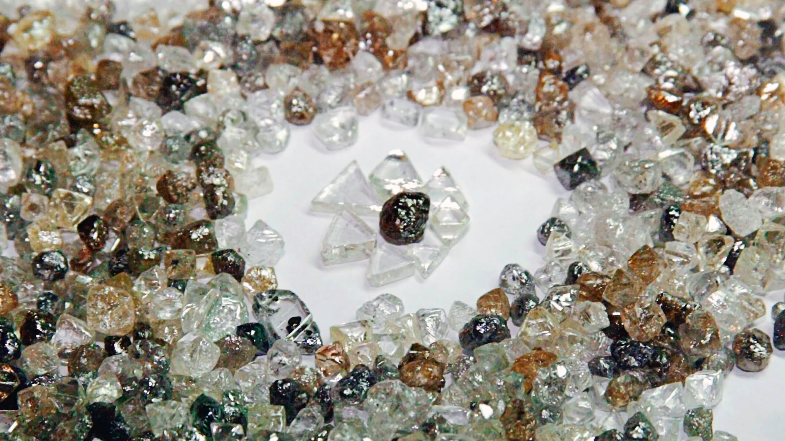 Добыча драгоценных камней. Алмазы Якутии. Драгоценности в Якутии Алмаз. Необработанные драгоценные камни. Драгоценные природные металлы