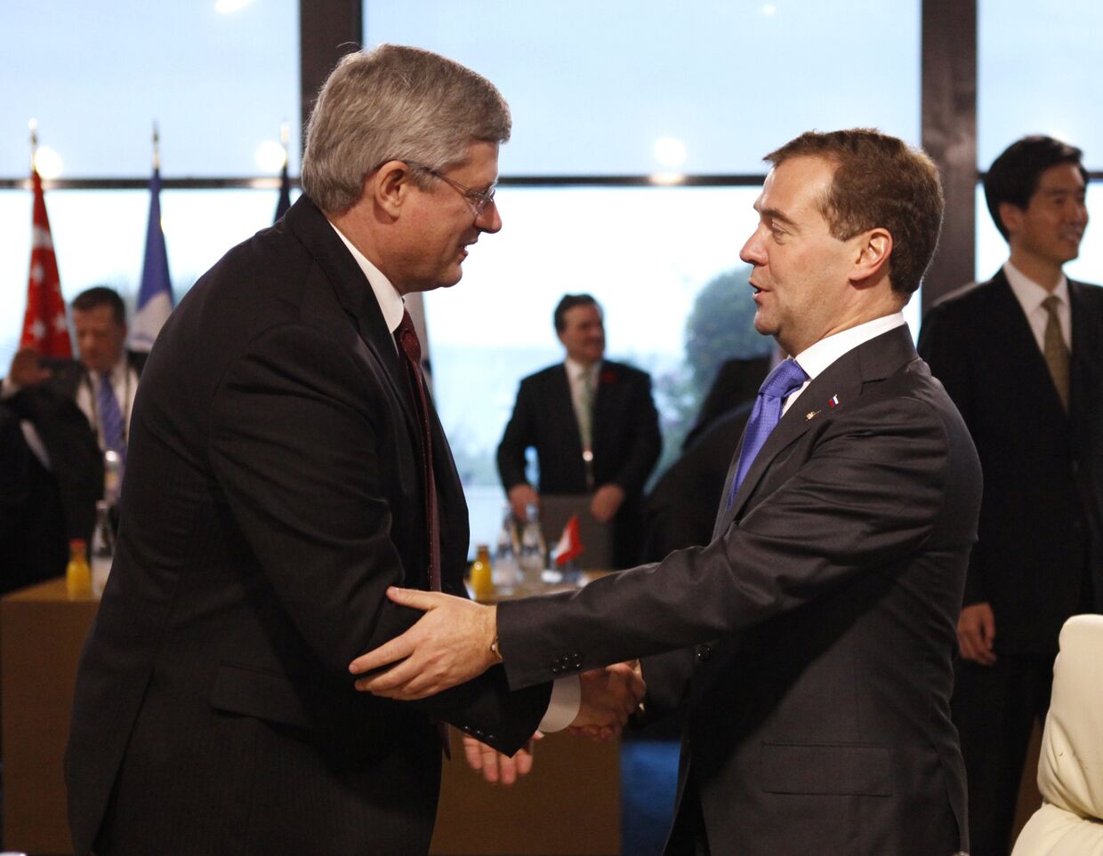 Премьер-министр России Дмитрий Медведев и премьер-министр Канады Стивен Харпер