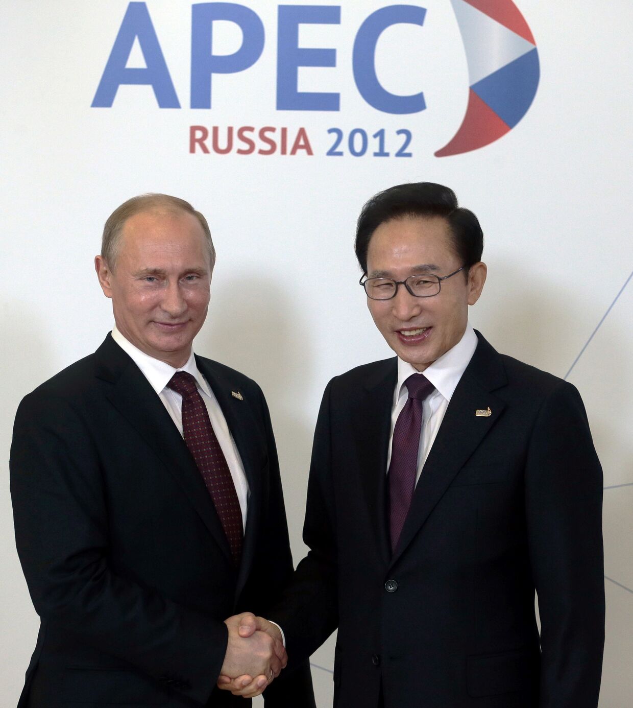 Президент России Владимир Путин и президент РК Ли Мён Бак