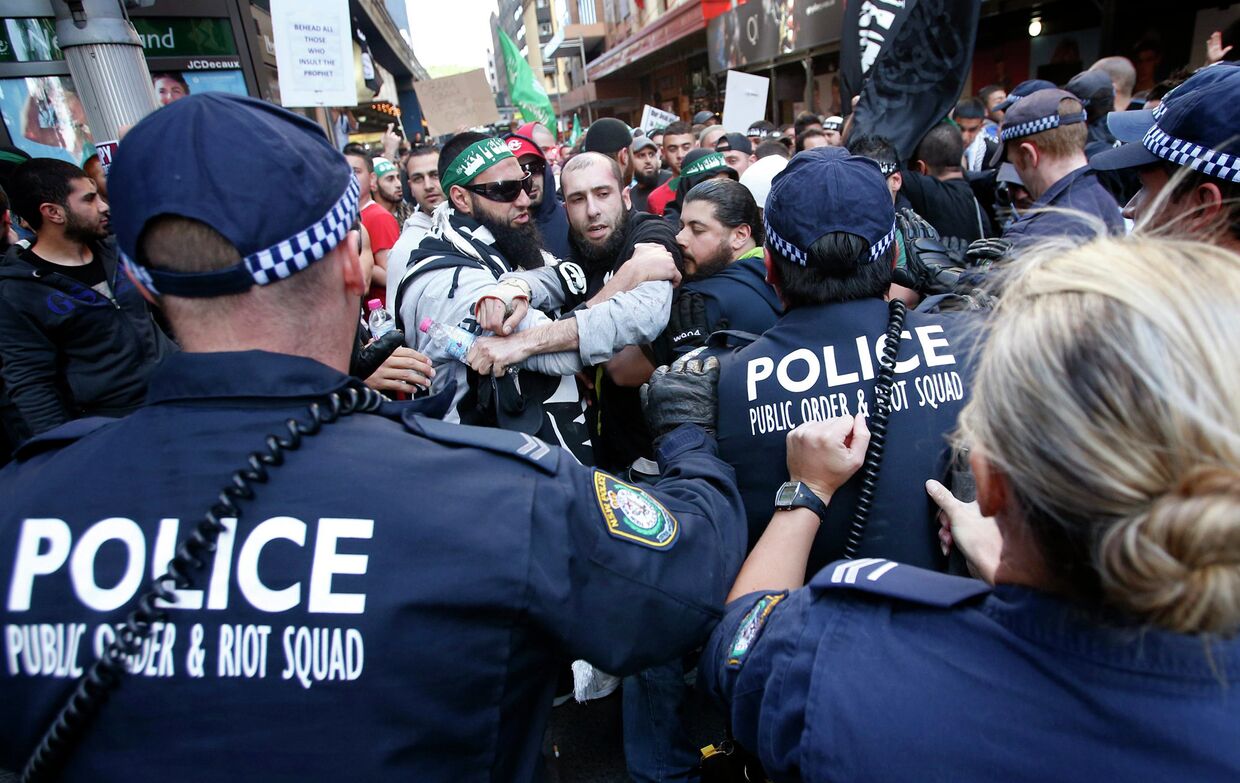 Столкновения демонстрантов с полицией на улицах австралийского Сиднея
