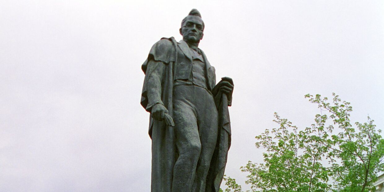 Памятник А.С. Грибоедову. Скульптор Аполлон Мануйлов