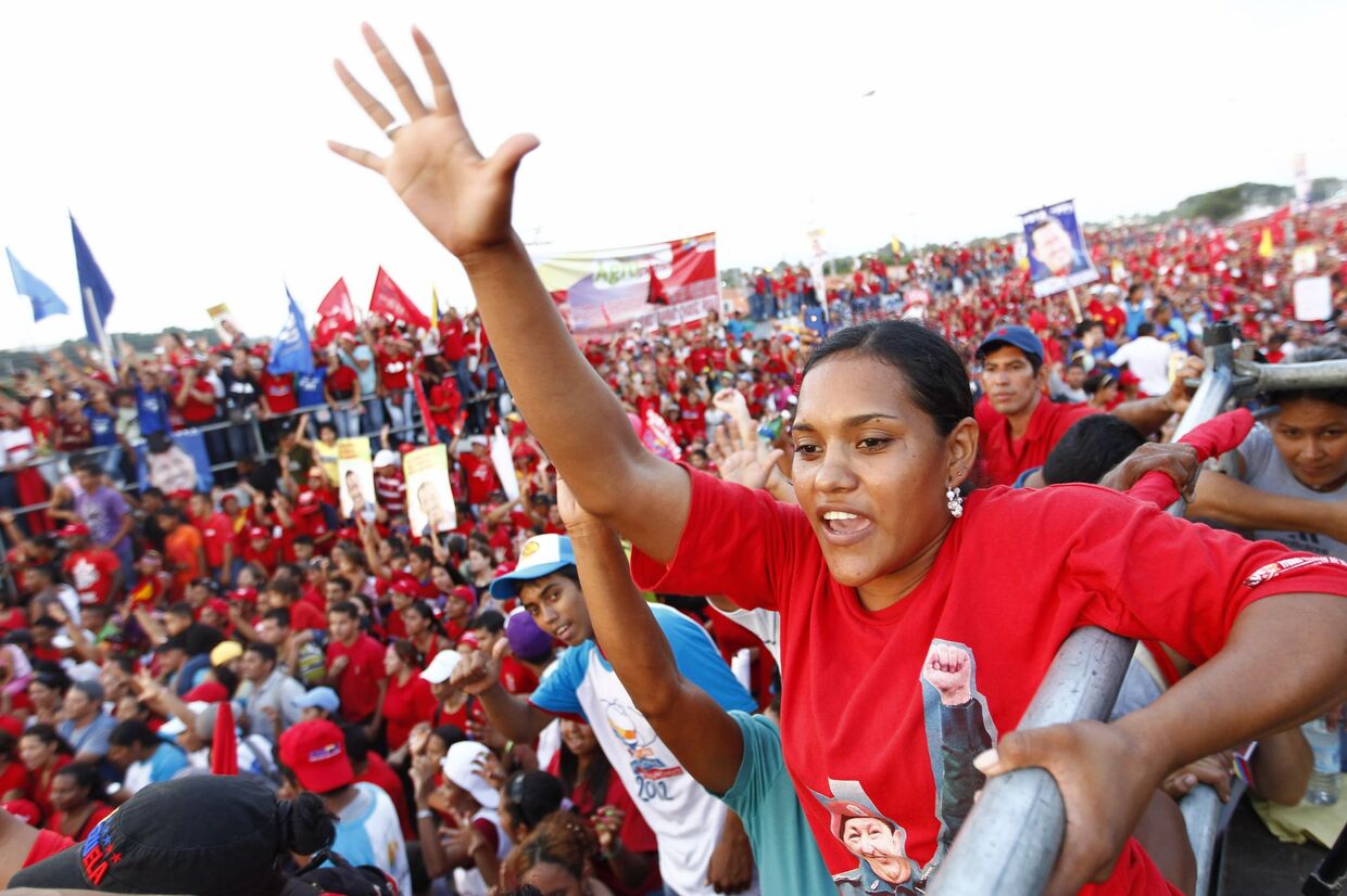 Избиратели слушают предвыборную речь Уго Чавеса