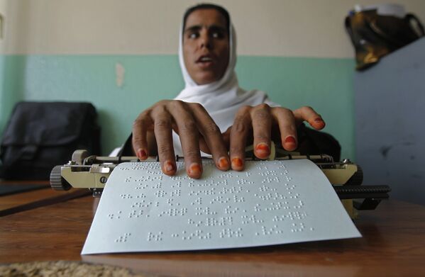 Слепая ученица в школе в Афганистане