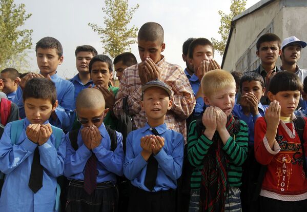 Ученики молятся перед началом занятий