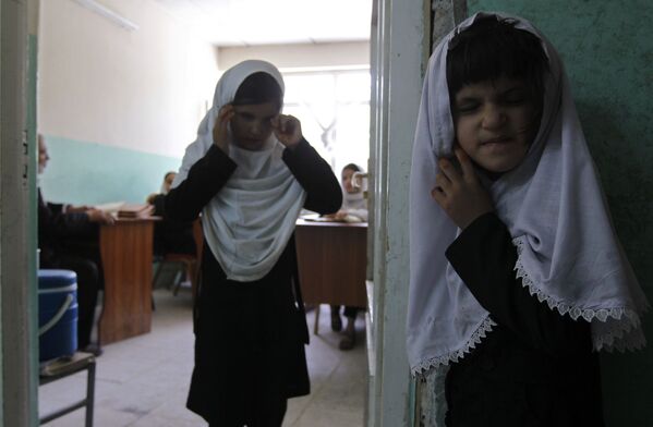 Слепые ученицы в школе в Афганистане