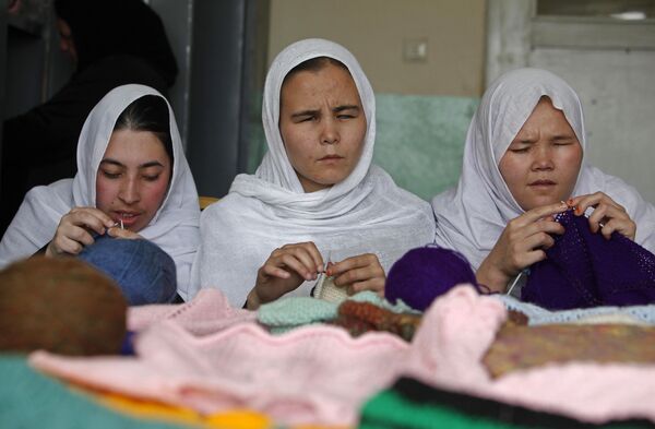 Слепые ученицы в школе в Афганистан