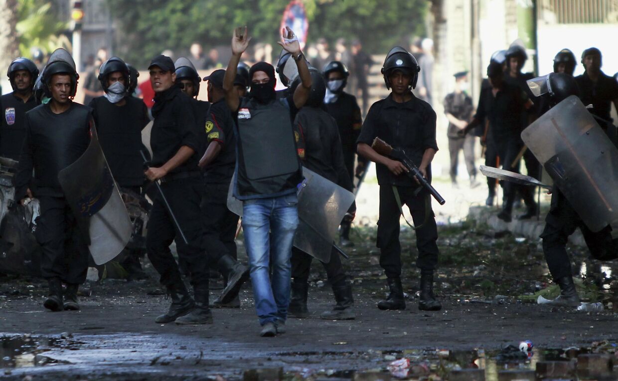 Беспорядки у стен посольства США в Каире, Египет