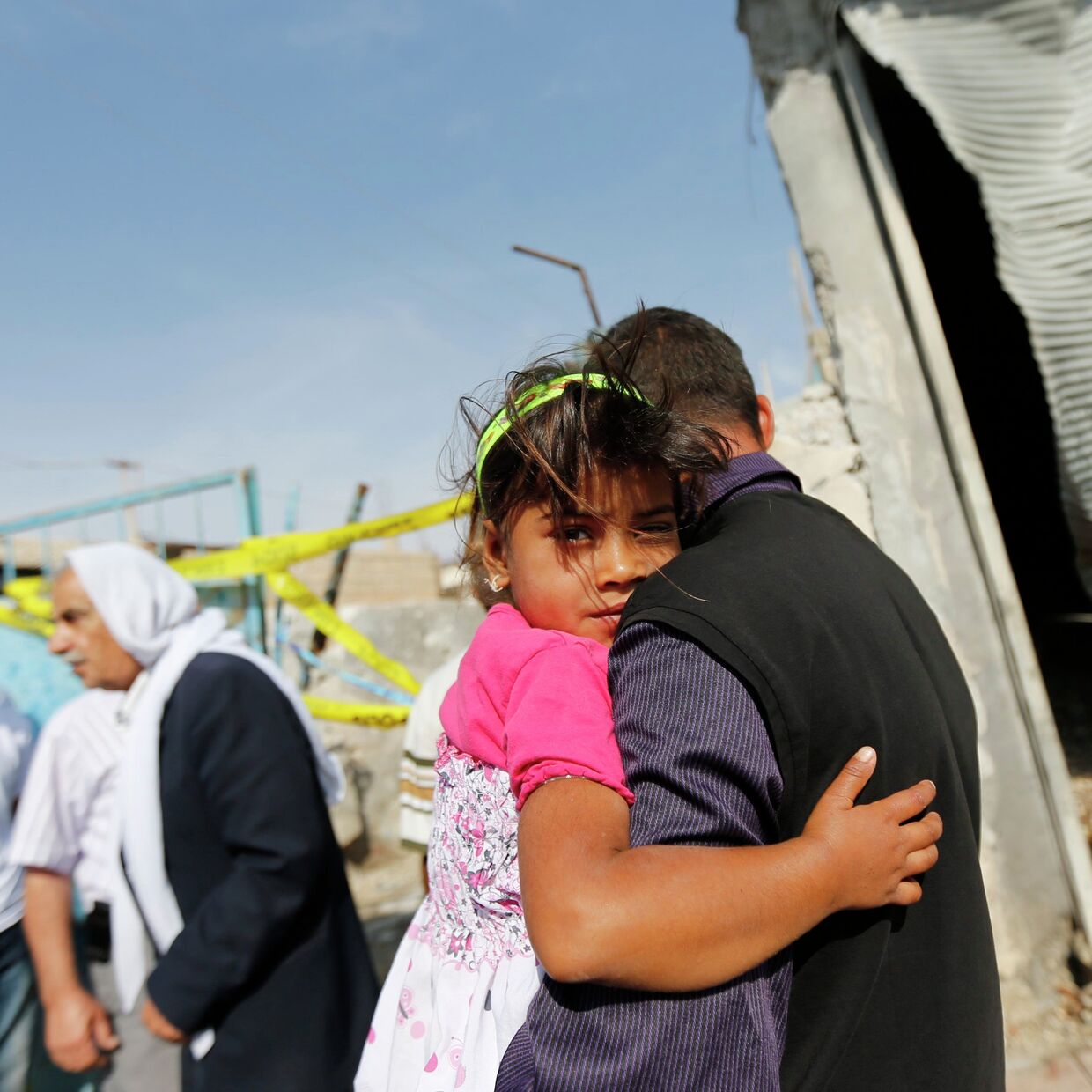 Мужчина держит на руках ребенка в приграничном уезде Акчакале на юго-востоке Турции