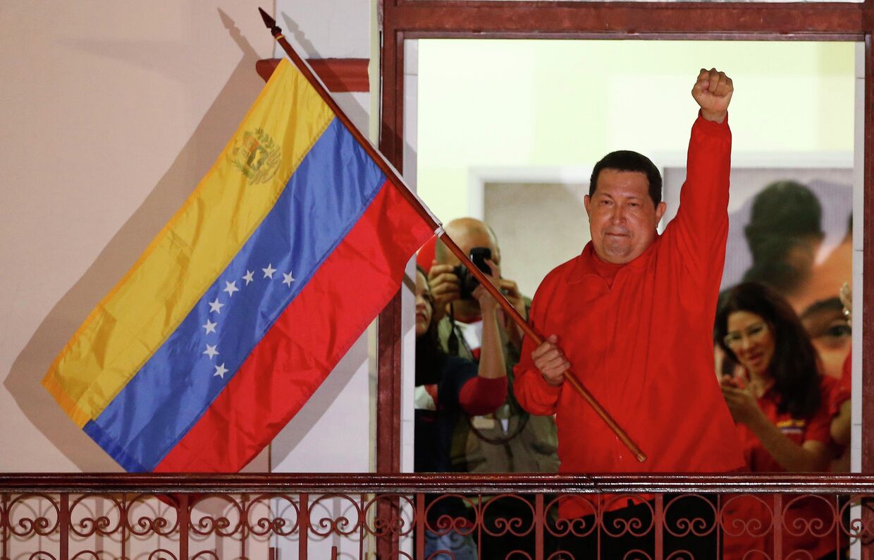 Уго Чавес приветсвует своих избирателей