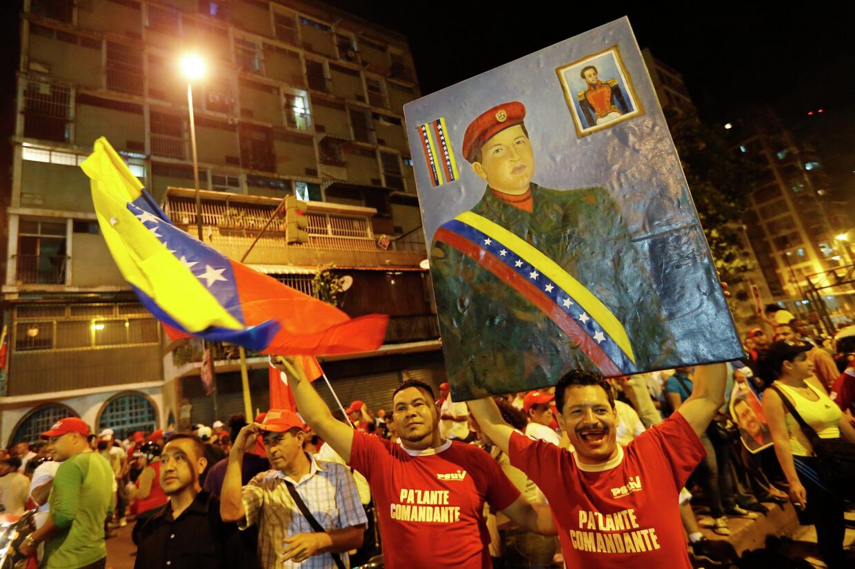 Сторонники Уго Чавеса празднуют победу своего кандидата на президентских выборах в Венесуэле