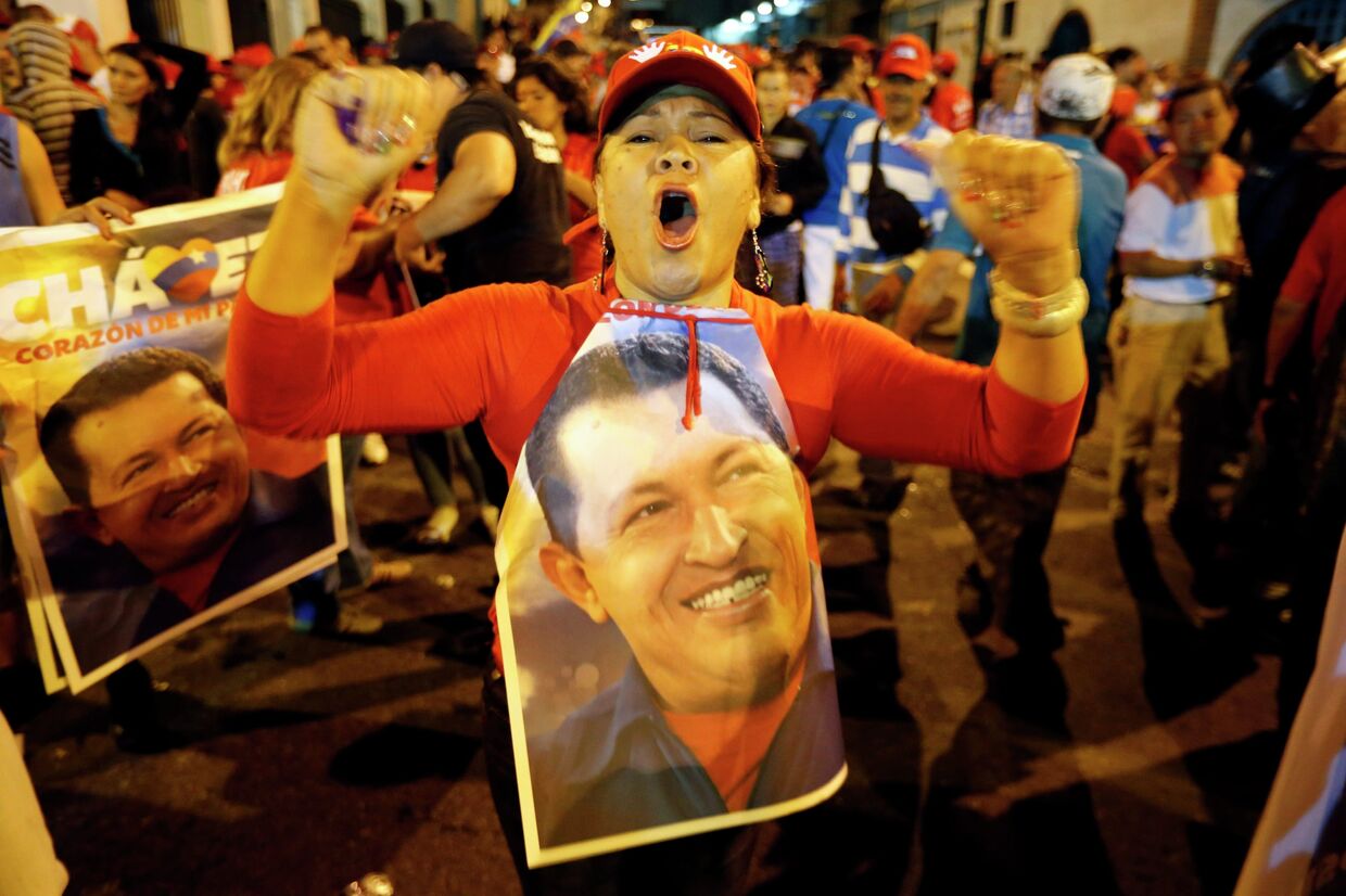 Венесуэльцы празднуют победу Уго Чавеса на выборах