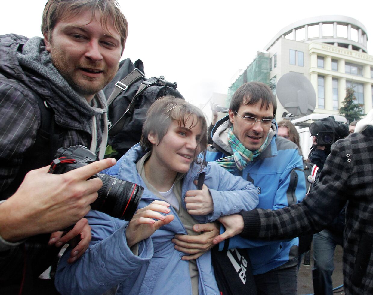 Участница панк-группы Pussy Riot Екатерина Самуцевич после освобождения из зала суда 