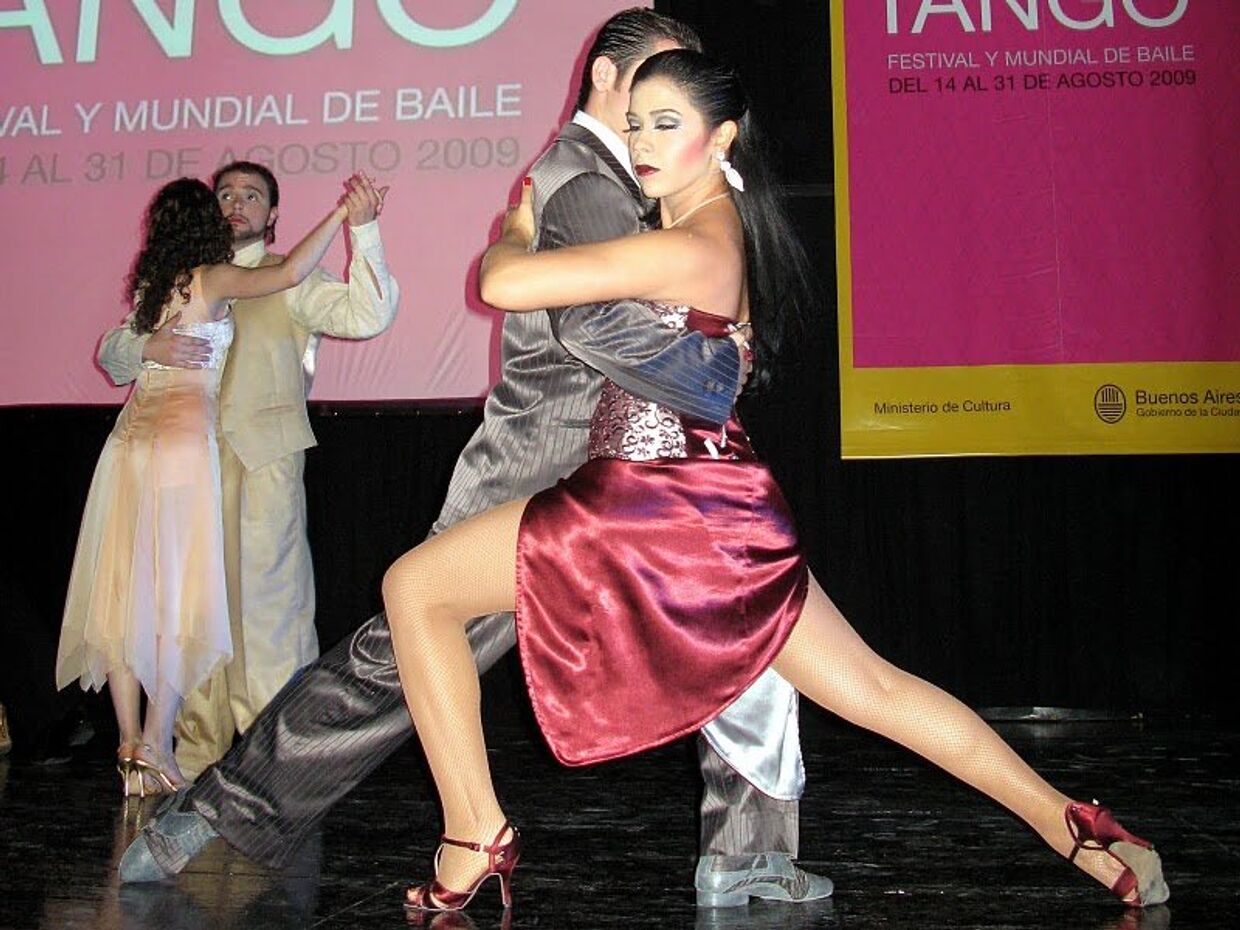 Танго - танец-импровизация, в нем очень важно умение партнеров чувствовать друг друга.
