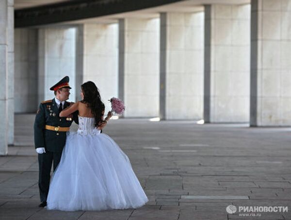 Свадебные гуляния на Поклонной горе в Москве