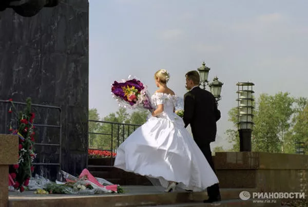 Молодожены у мемориала на Поклонной горе