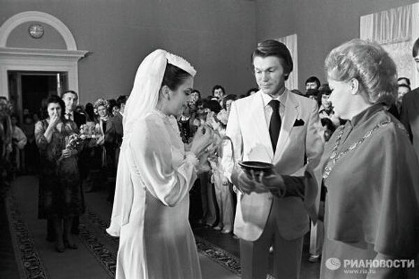 Ирина Дерюгина и Олег Блохин во время церемонии бракосочетания 