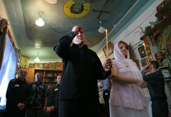 Супруги во время церемонии венчания в молельной комнате исправительной колонии
