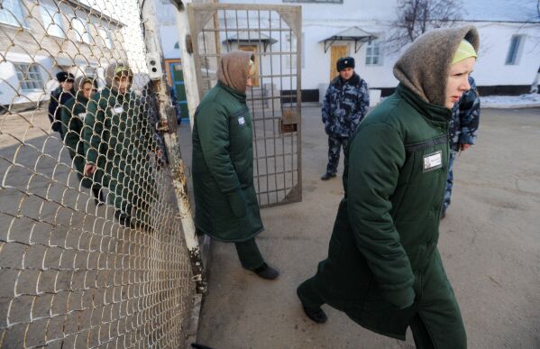 Заключенные женской колонии