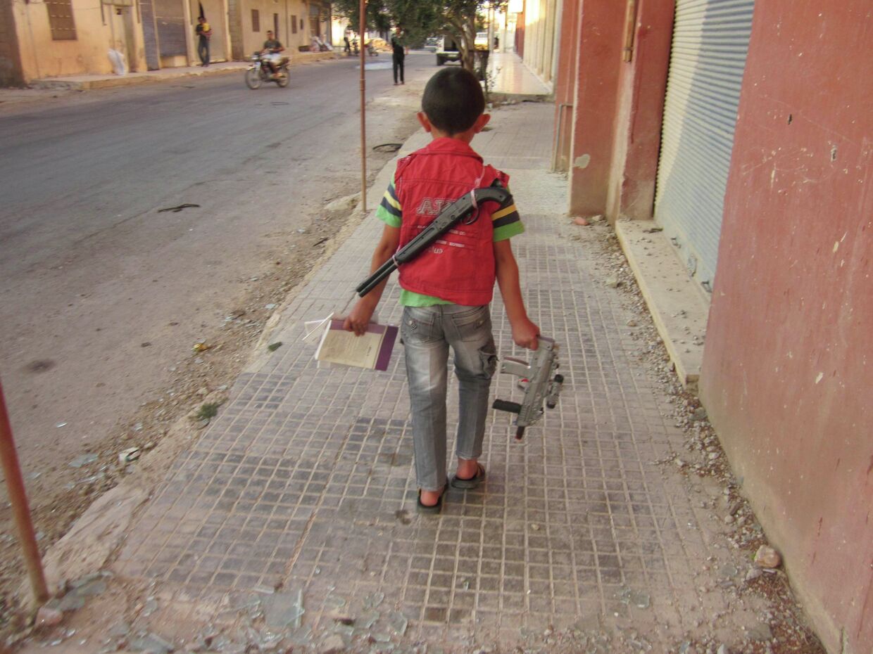 Ребенок на улице города Эль-Кусайр в провинции Хомс в Сирии
