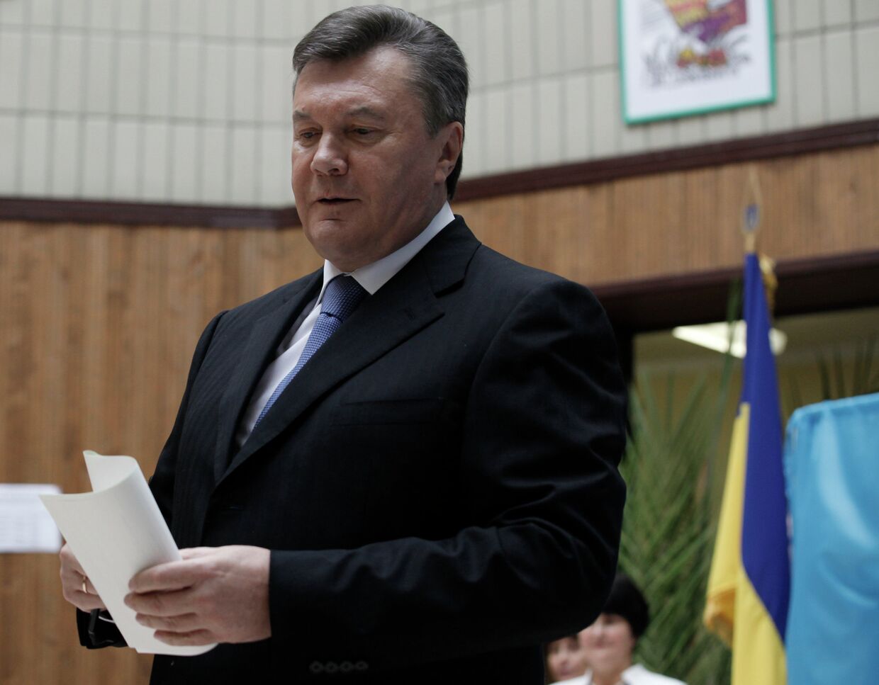Президент Украины Виктор Янукович голосует на выборах в Верховную Раду