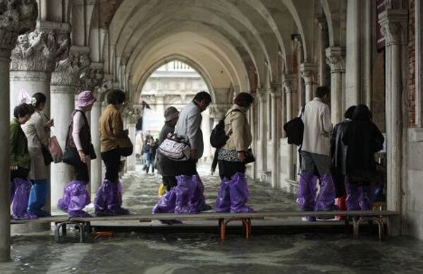 Жители Венеции во время сезонного паводка