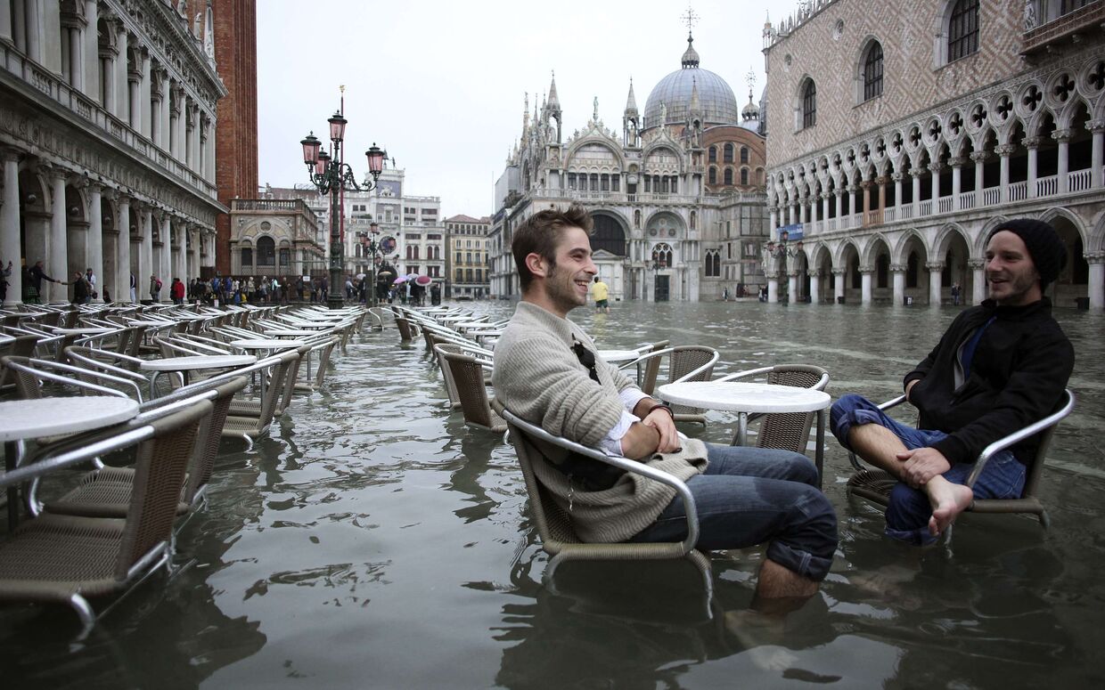 Жители Венеции во время сезонного паводка
