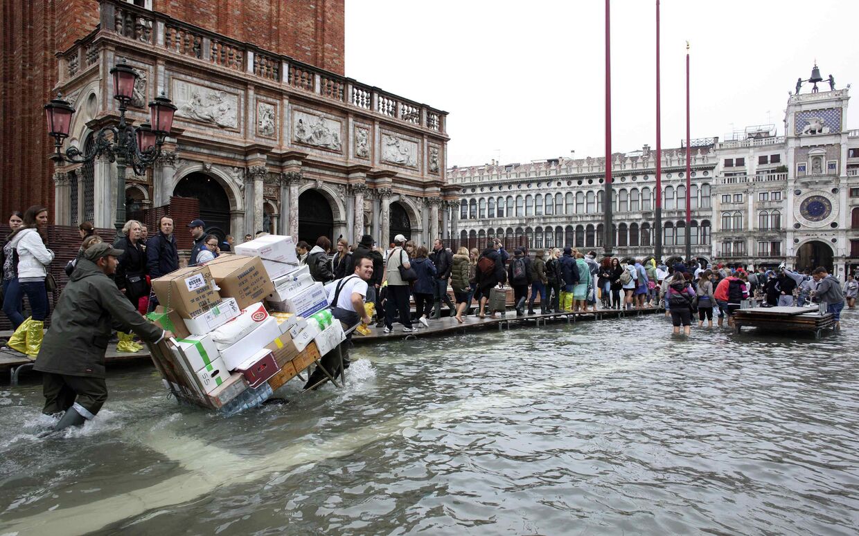 Туристы в Венеции во время сезонного паводка