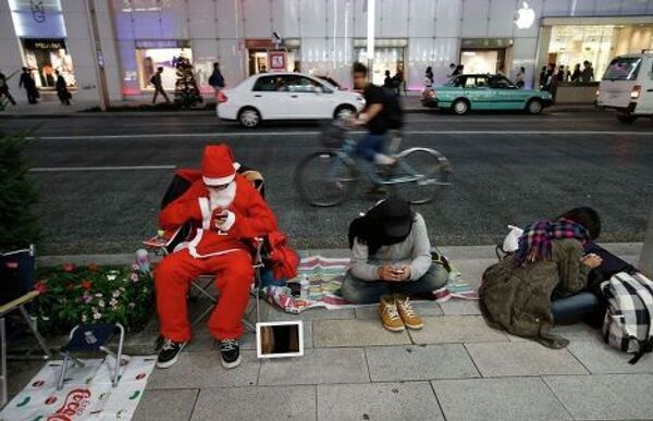 Люди ждут начало продаж iPad mini в Токио