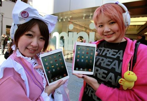 Одни из первых покупателей iPad mini в Токио
