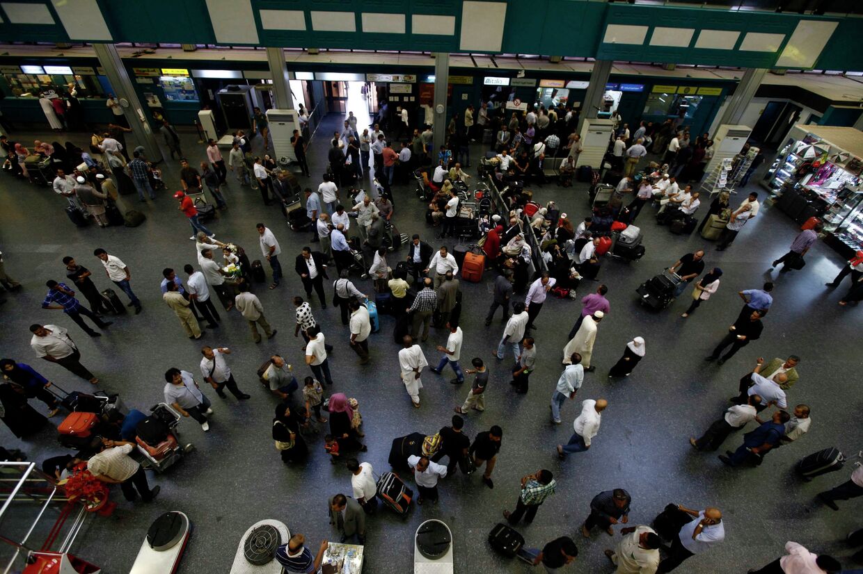 Пассажиры ждут вылета в аэропорту Триполи во время забастовки авиадиспетчеров