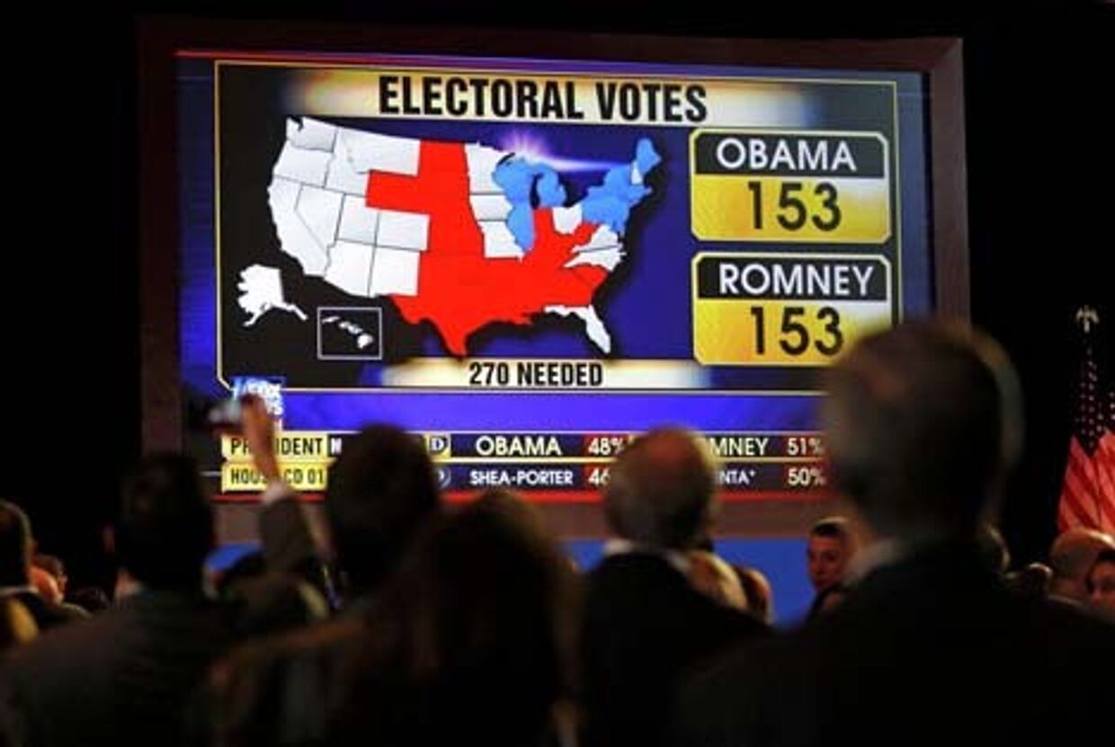 Жители Бостона следят за результатами голосования на выборах президента США