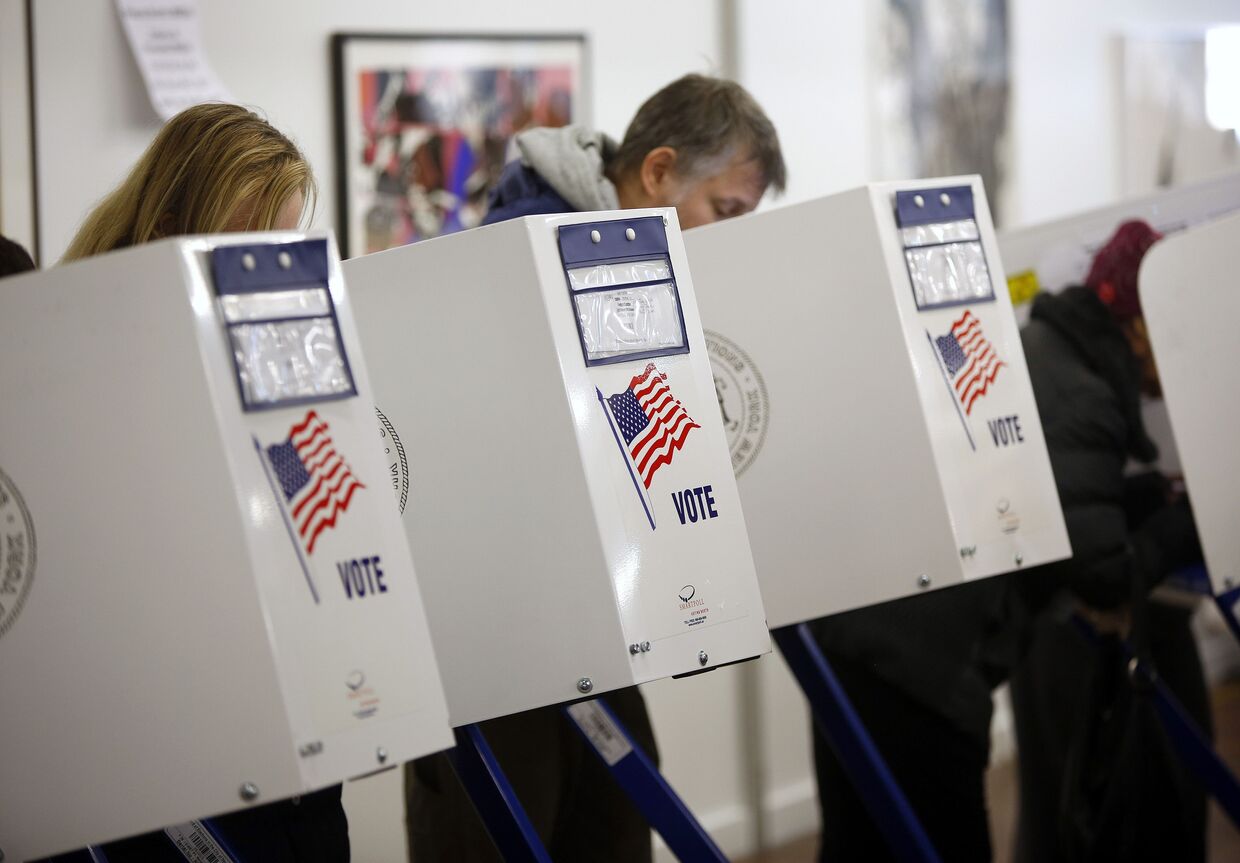 Избиратели на участке для голосования за президента США