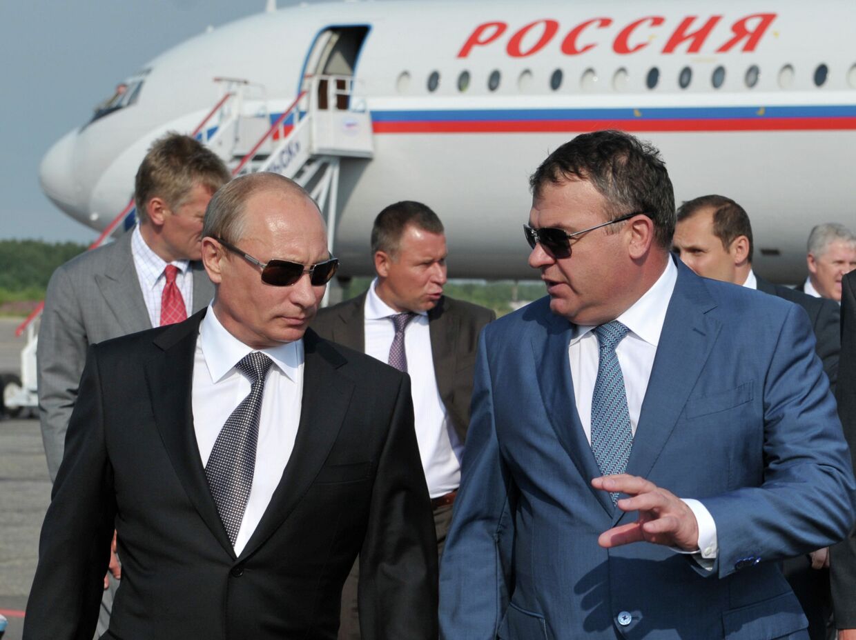 Президент России Владимир Путин и Анатолий Сердюков