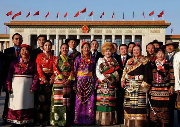 Тибетская делегация перед Домом народных собраний в Пекине