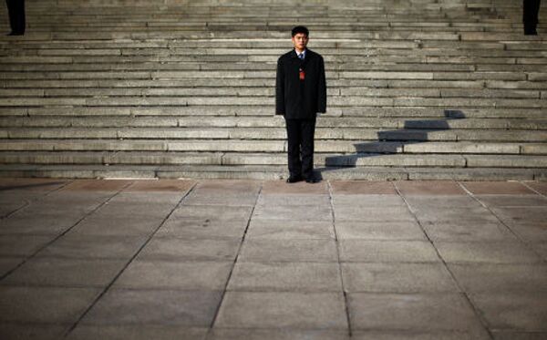 Охранник перед Домом народных собраний в Пекине