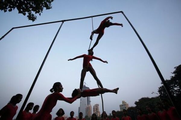 Девушки демонстрируют индийскую гимнастику Маллахамб