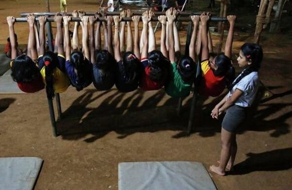 Девочки демонстрируют индийскую гимнастику Маллахамб
