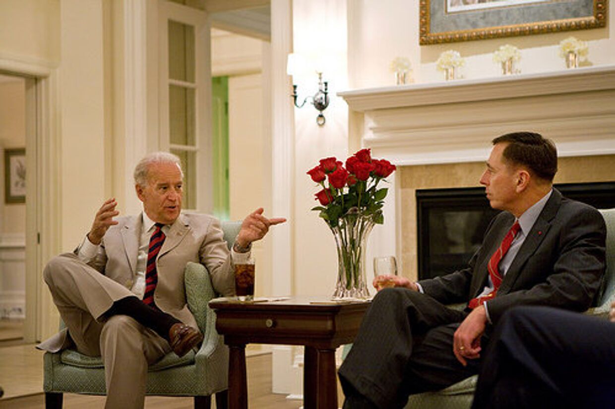 Вице-президент США Джо Байден (слева) и генерал Дэвид Петреус (справа)