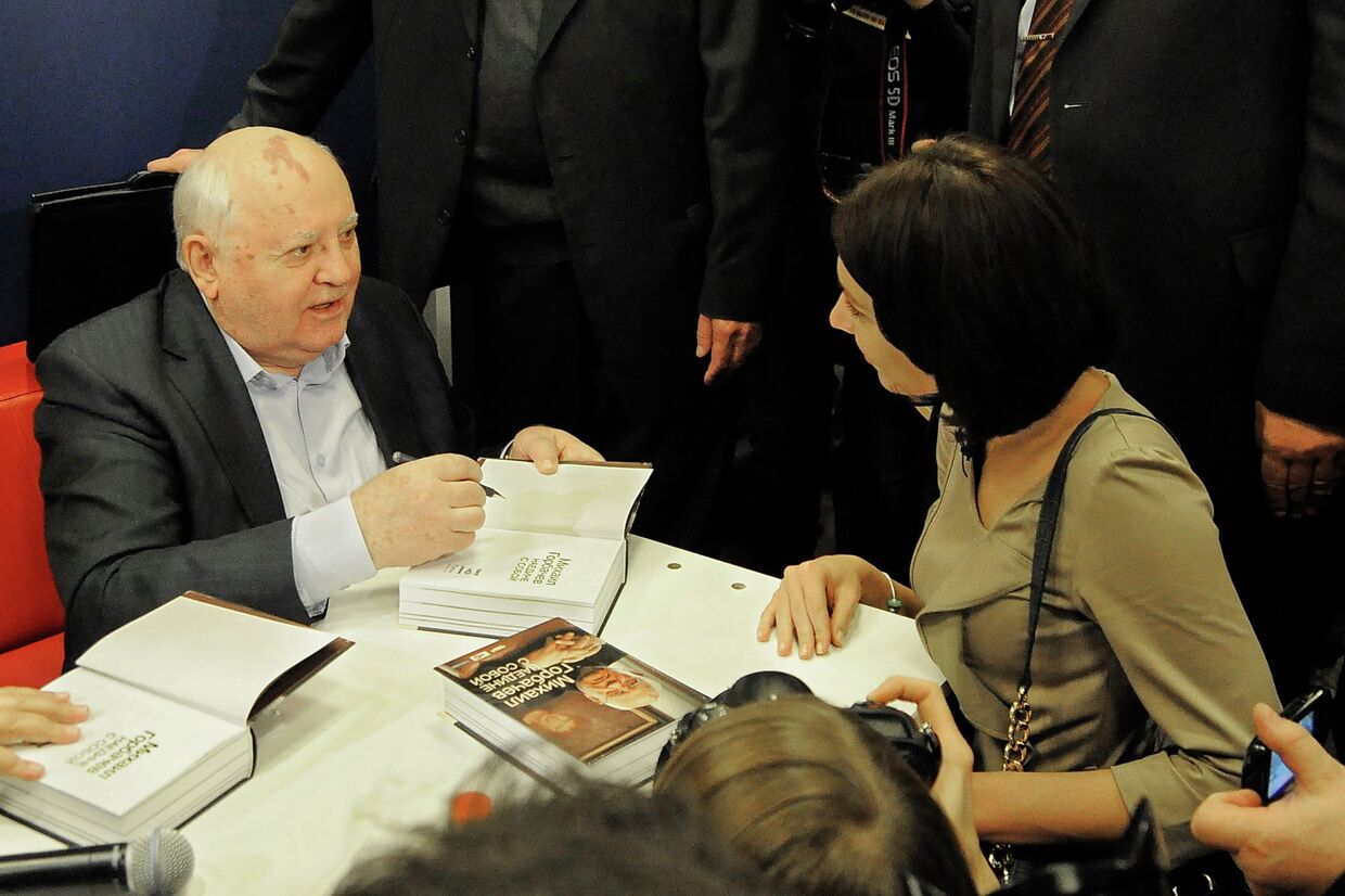 На презентацию книги Горбачева пришли сотни поклонников и протестующие