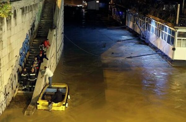 Затопленные берега реки Тибр в центре Рима