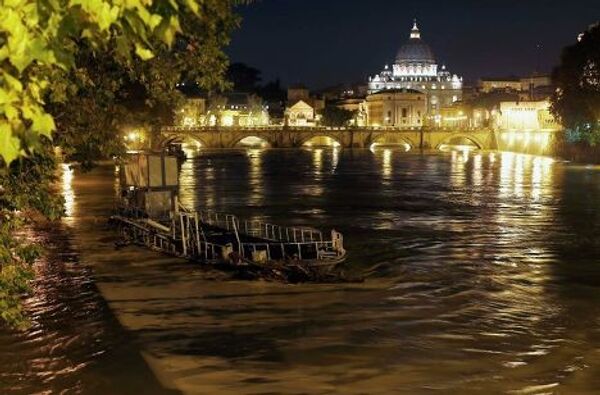 Затопленные берега реки Тибр в центре Рима 