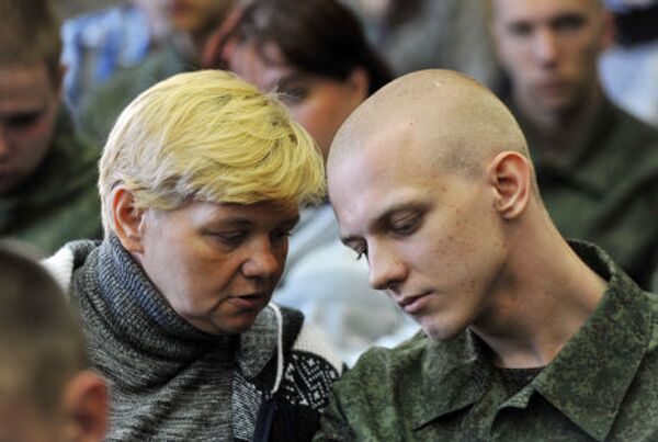 Мать с сыном на сборном пункте в Москве перед отправкой к месту несения службы