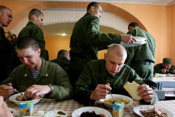 Новобранцы обедают в столовой на территории сборного призывного пункта в Омске