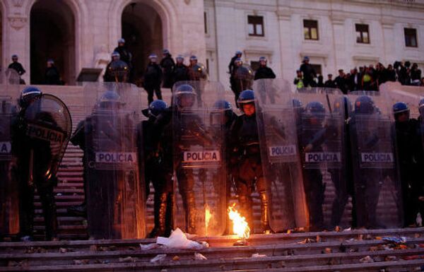 Полицейское оцепление в Лиссабоне во время всеобщей забастовки