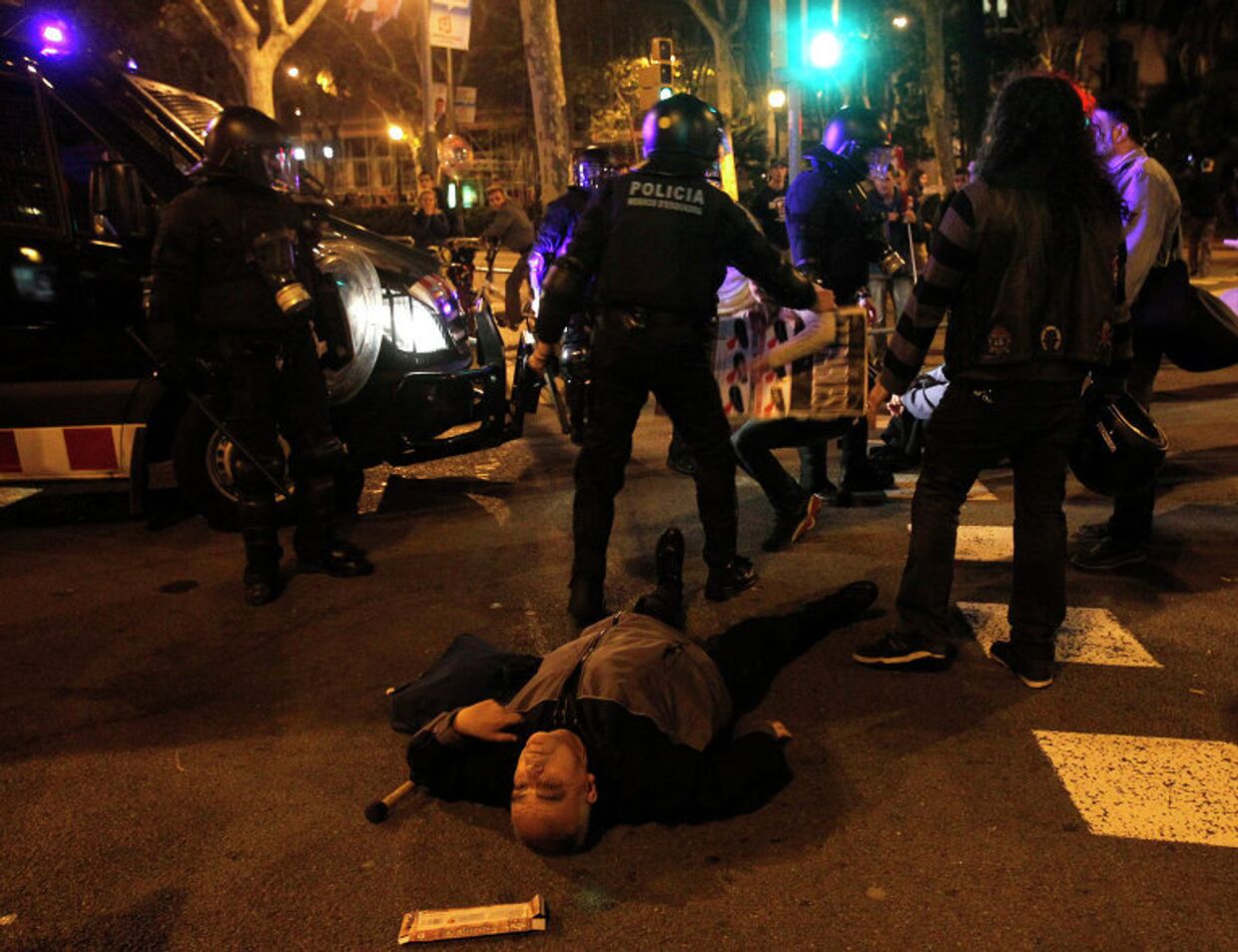Полицейские и участники всеобщей забастовки в Барселон