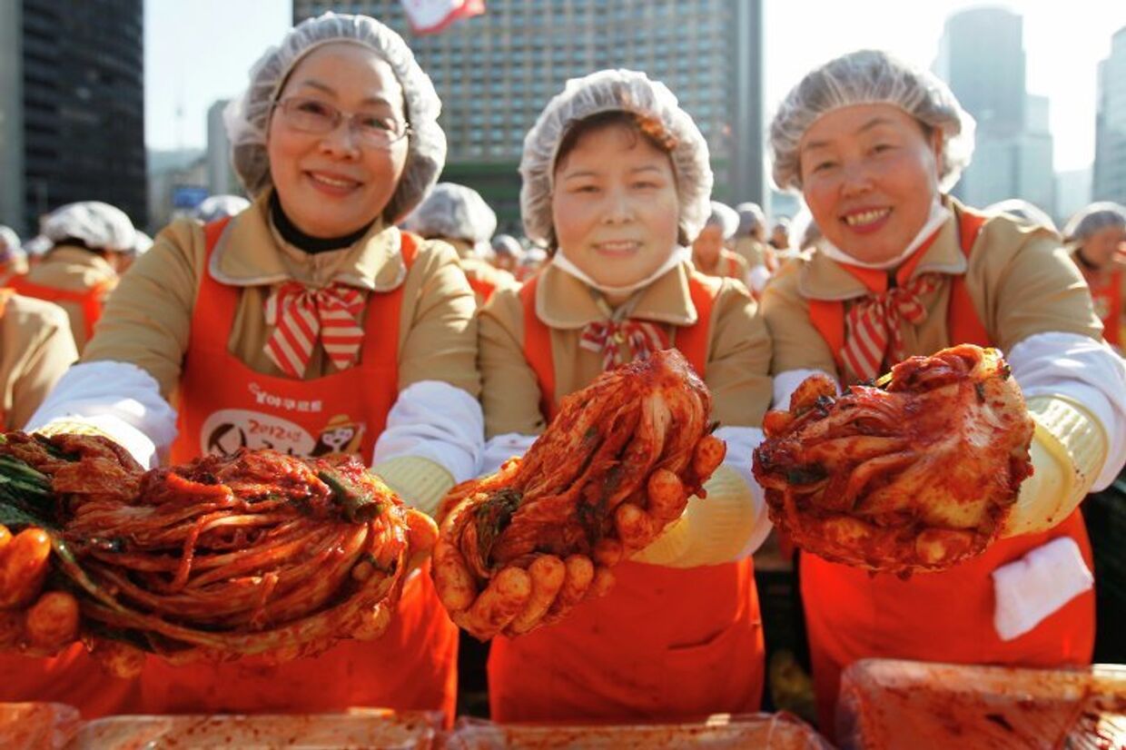 Южнокорейские добровольцы приготовили 140 тонн кимчхи в Сеуле