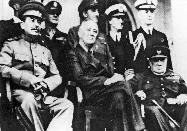 Иосиф Сталин, Франклин Рузвельт и Уинстон Черчиль Иосиф Сталин, Франклин Рузвельт и Уинстон Черчиль
